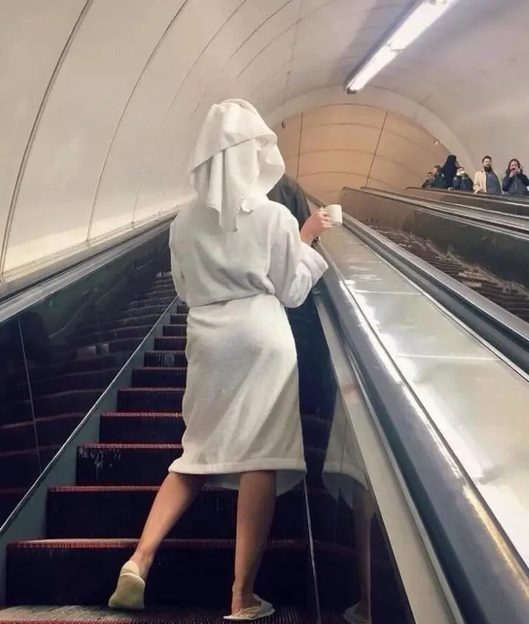 NAJDZIWNIEJSZE i najgłupsze zdjęcia KOBIET w metrze! [16 ZDJĘĆ]